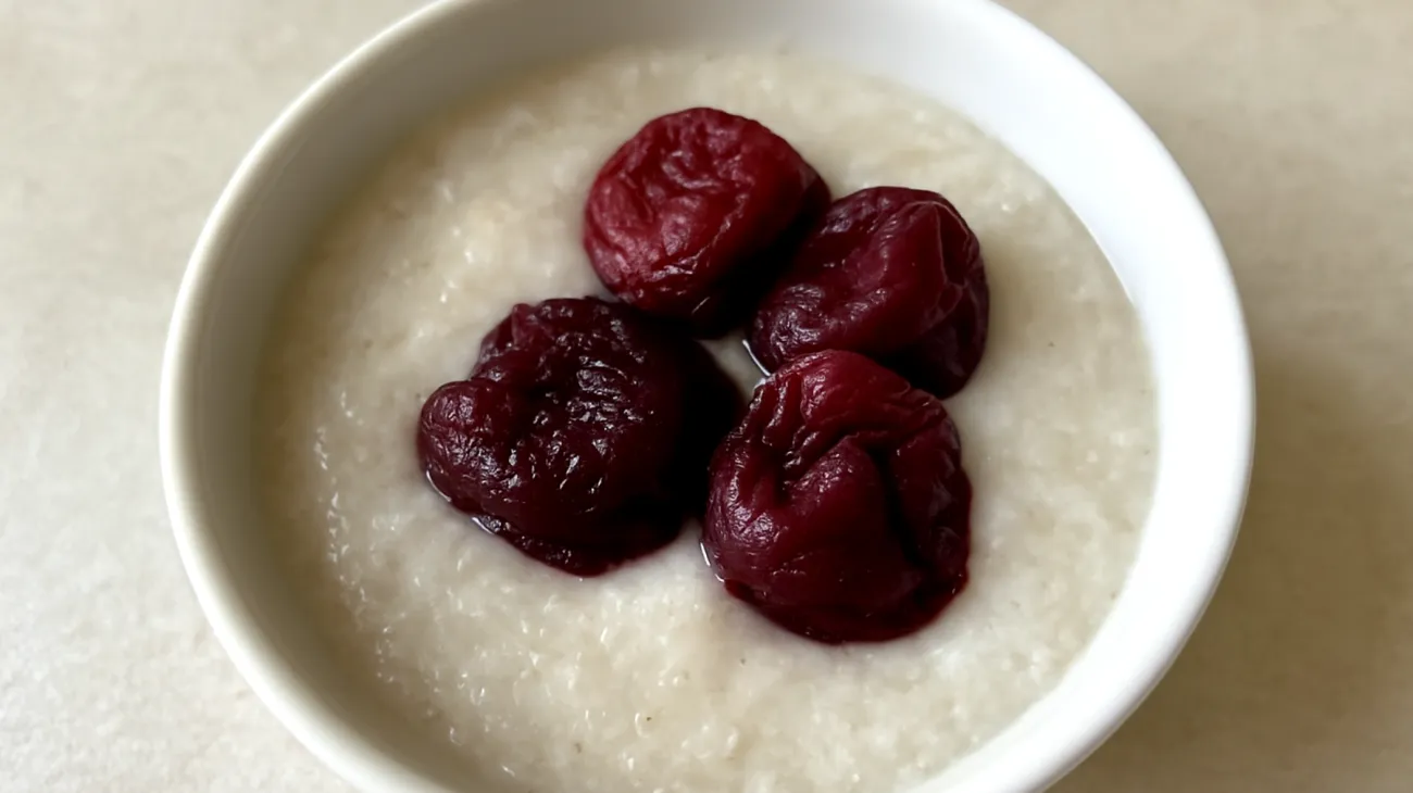 Flohsamenschalen-Pudding mit fermentierten Pflaumen"